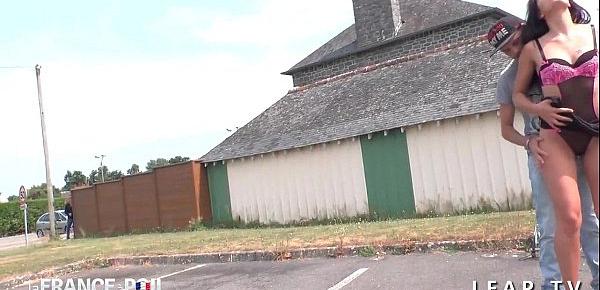  Sa femme francaise se prostitue et suce des queues en pleine nature